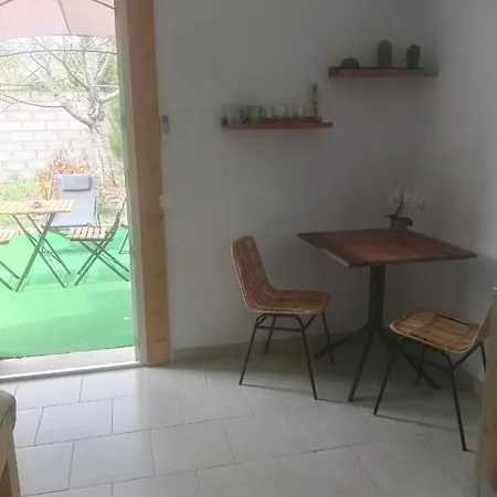 La Chouette ,chambre De 20m2 Totalement Independante Avec Terrasse Couette-café 3*